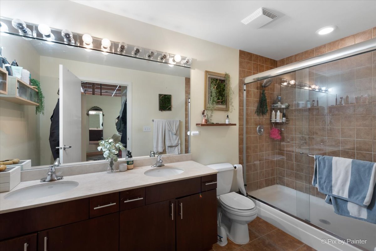 1040 W Adams Street Unit: 104