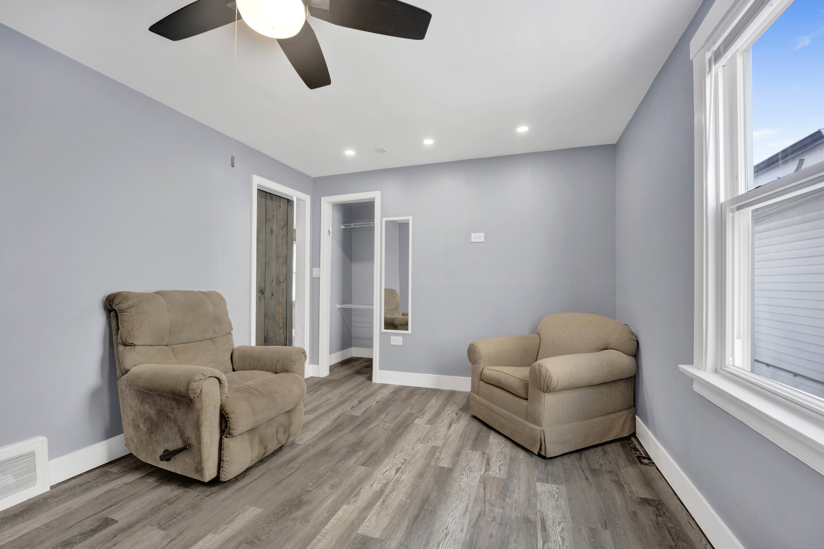 5942 W Thorndale Avenue Unit: 1