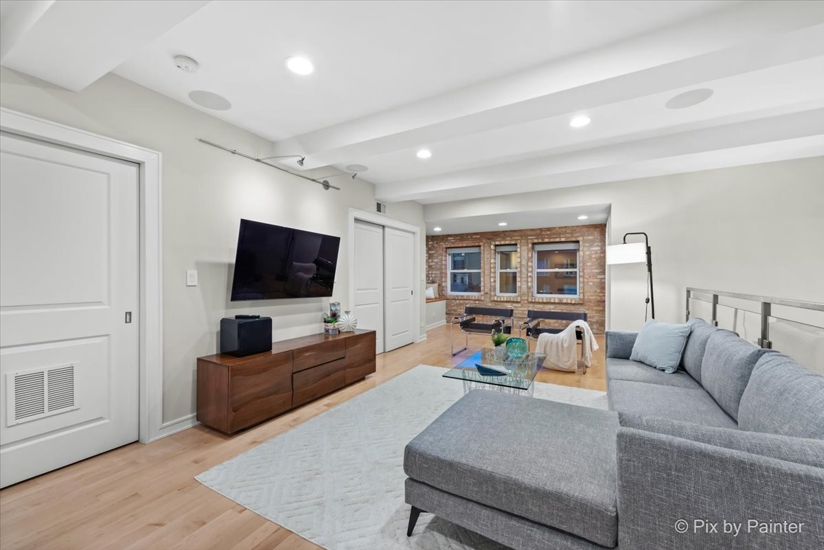 319 W Erie Street Unit: 3W