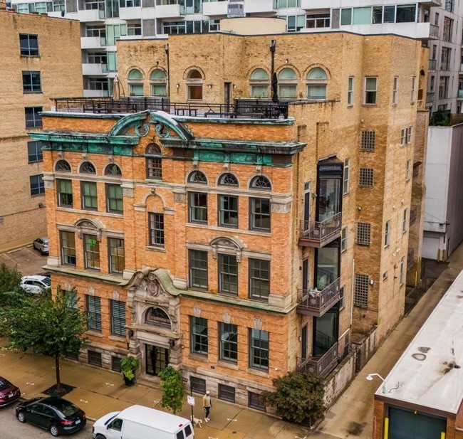 319 W Erie Street Unit: 3W