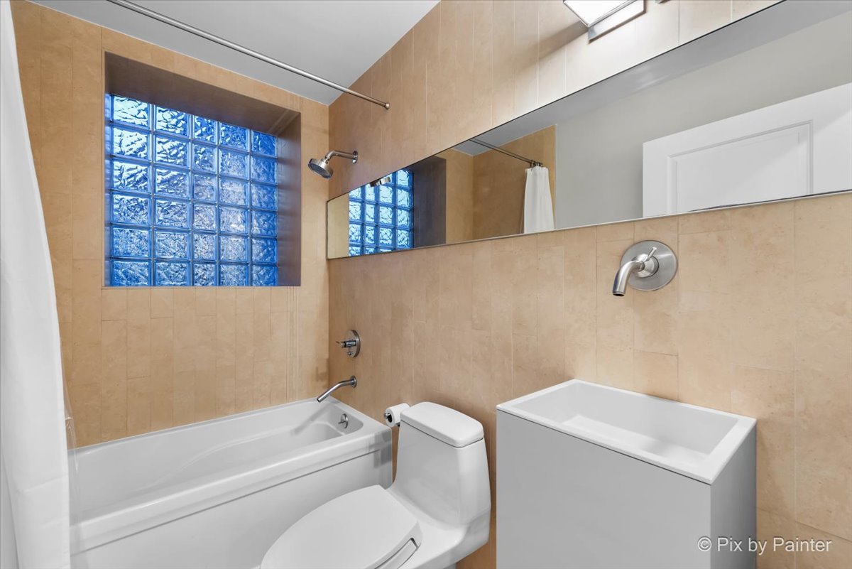 319 W Erie Street Unit: 3W