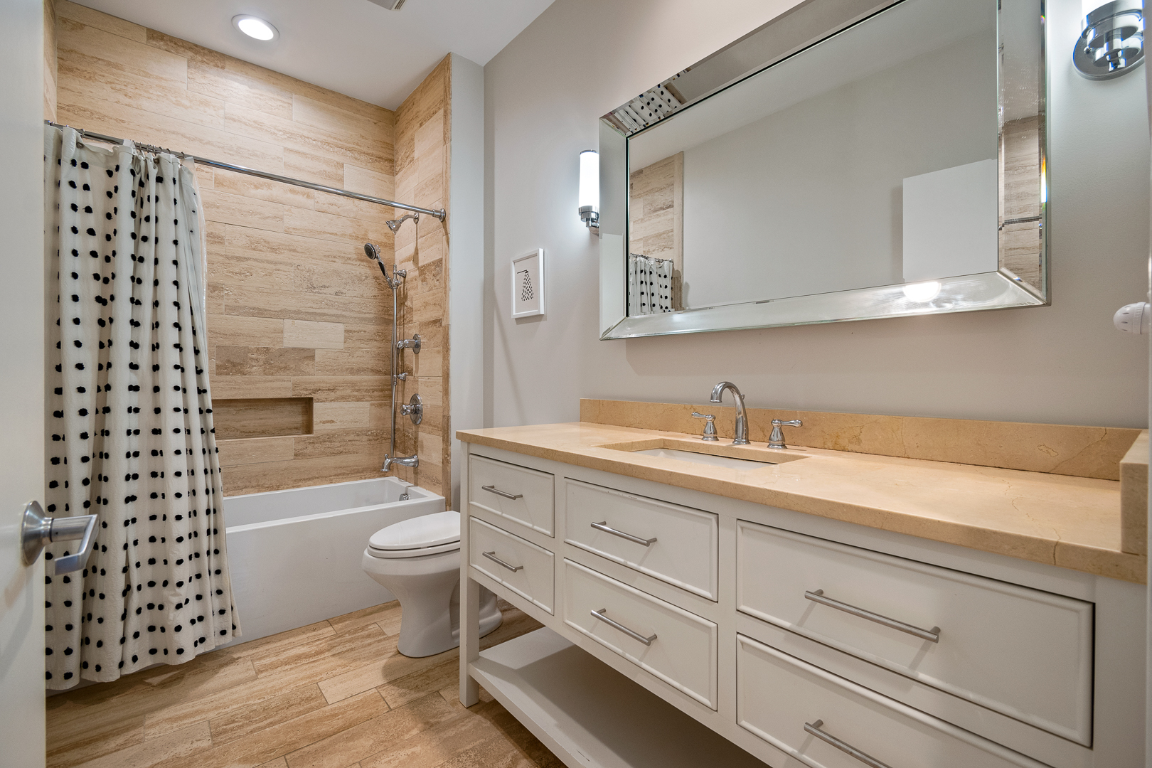 1222 N Wolcott Avenue Unit: 1N
