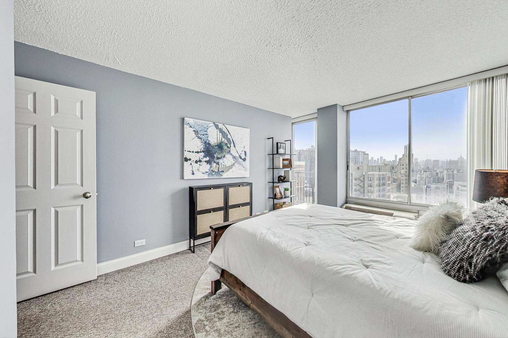 450 W BRIAR Place Unit: 13D