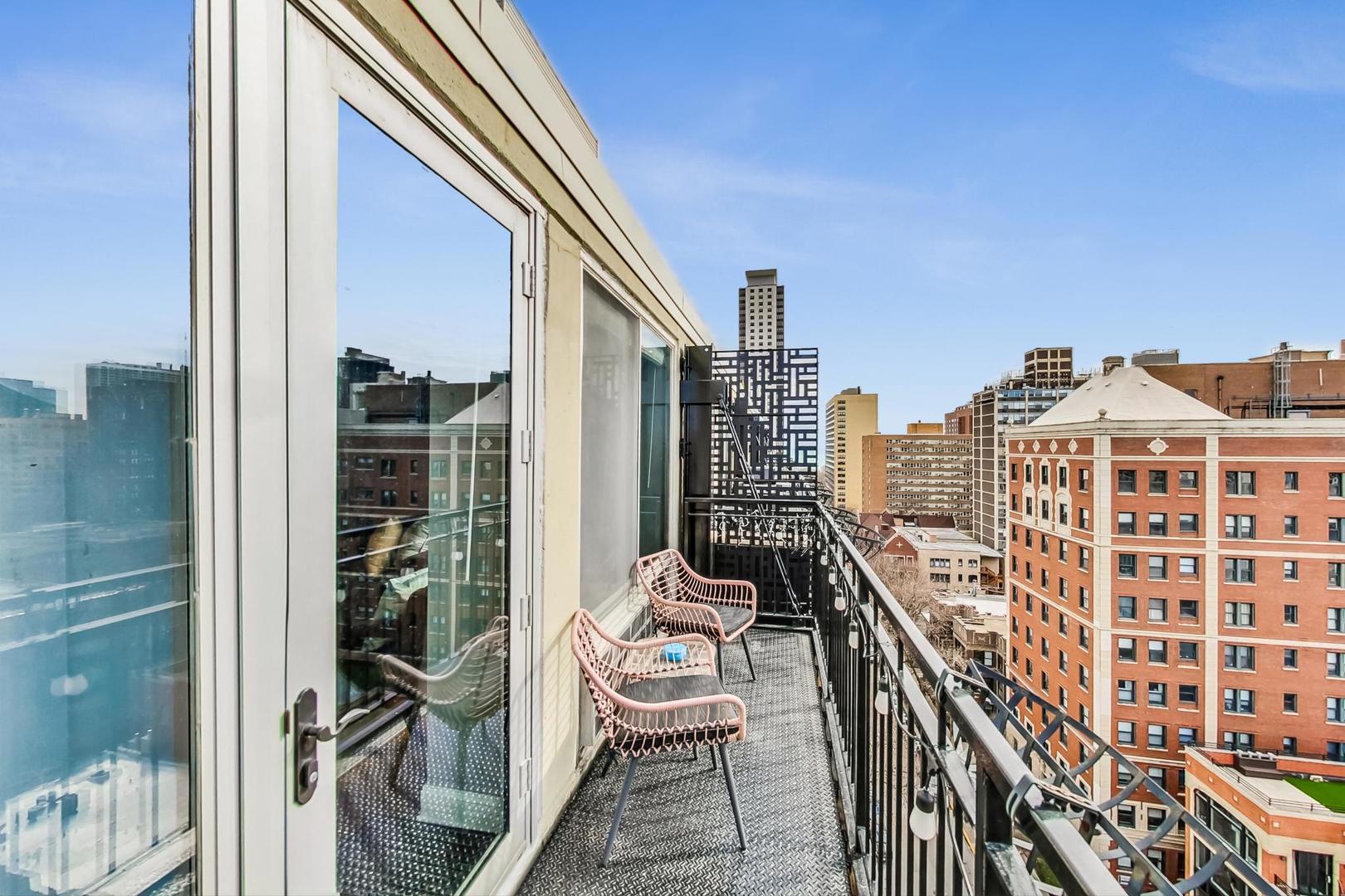 450 W BRIAR Place Unit: 13D