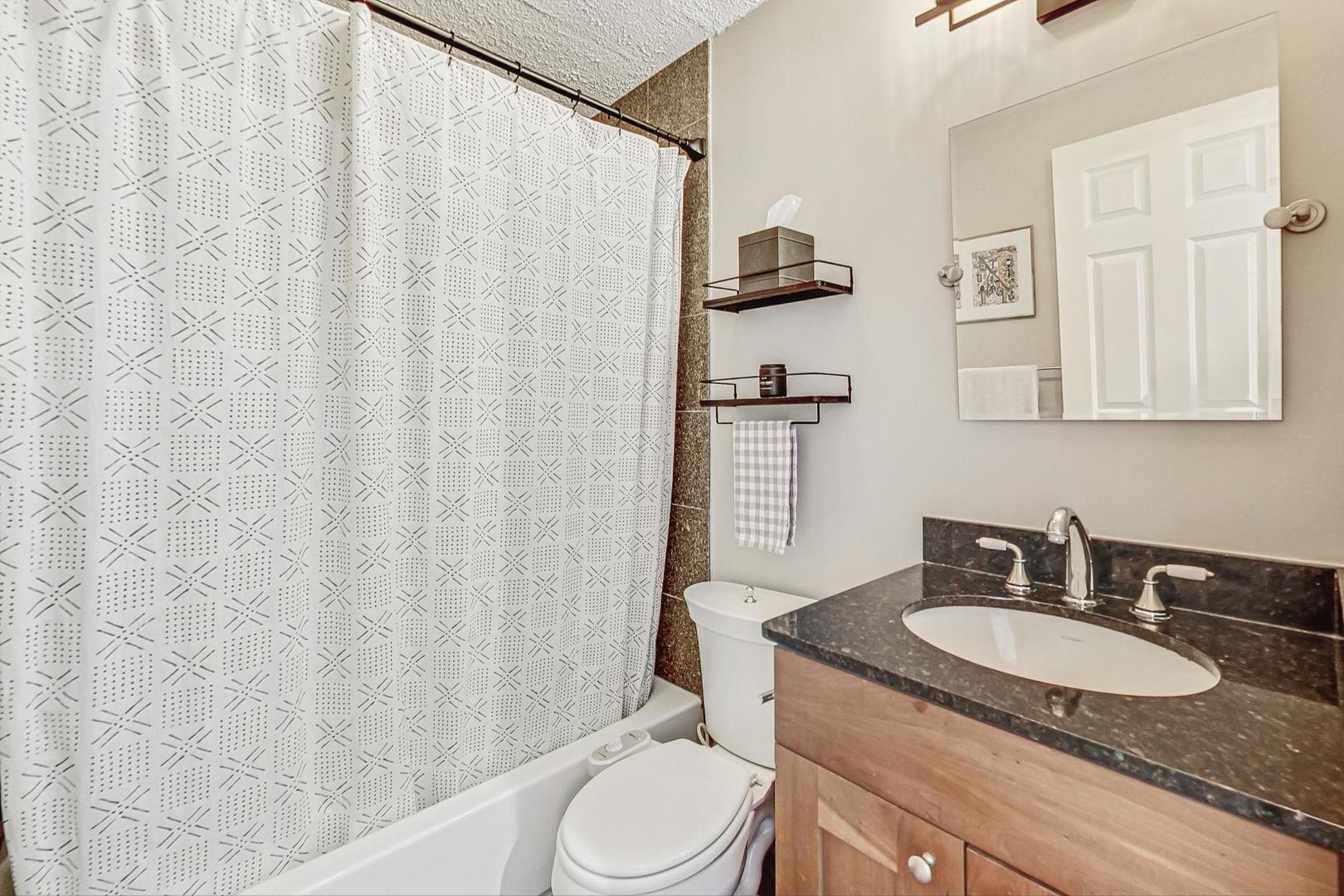 450 W BRIAR Place Unit: 13D