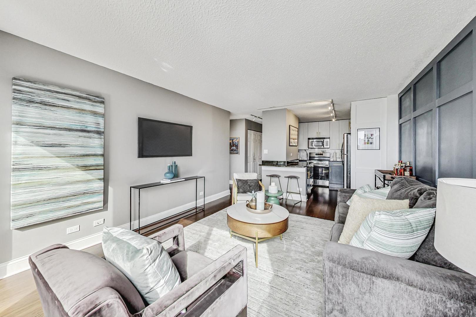 450 W BRIAR Place Unit: 13D