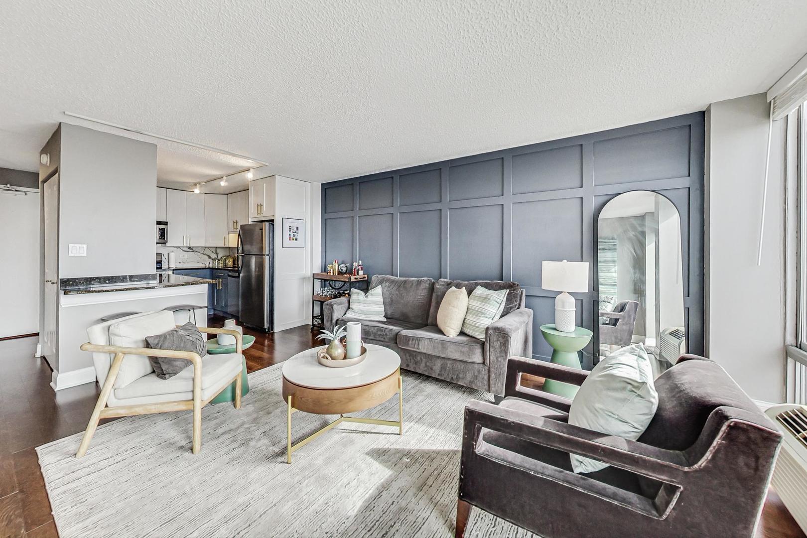 450 W BRIAR Place Unit: 13D