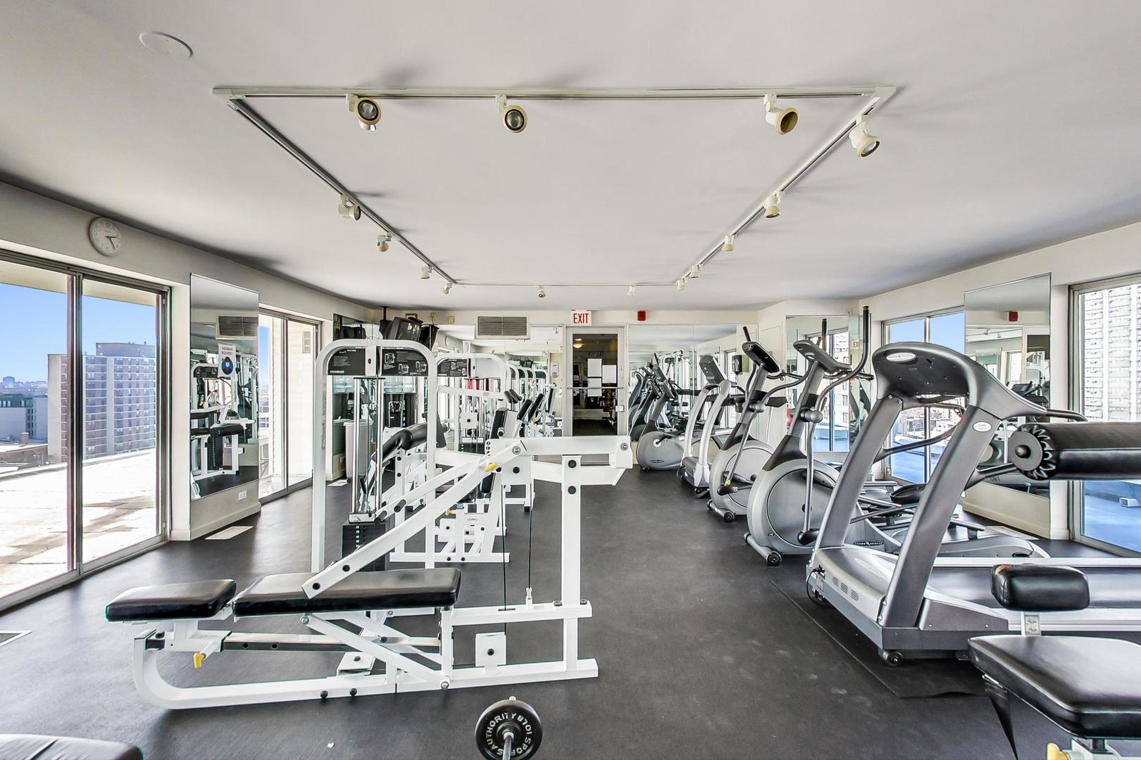 450 W BRIAR Place Unit: 13D