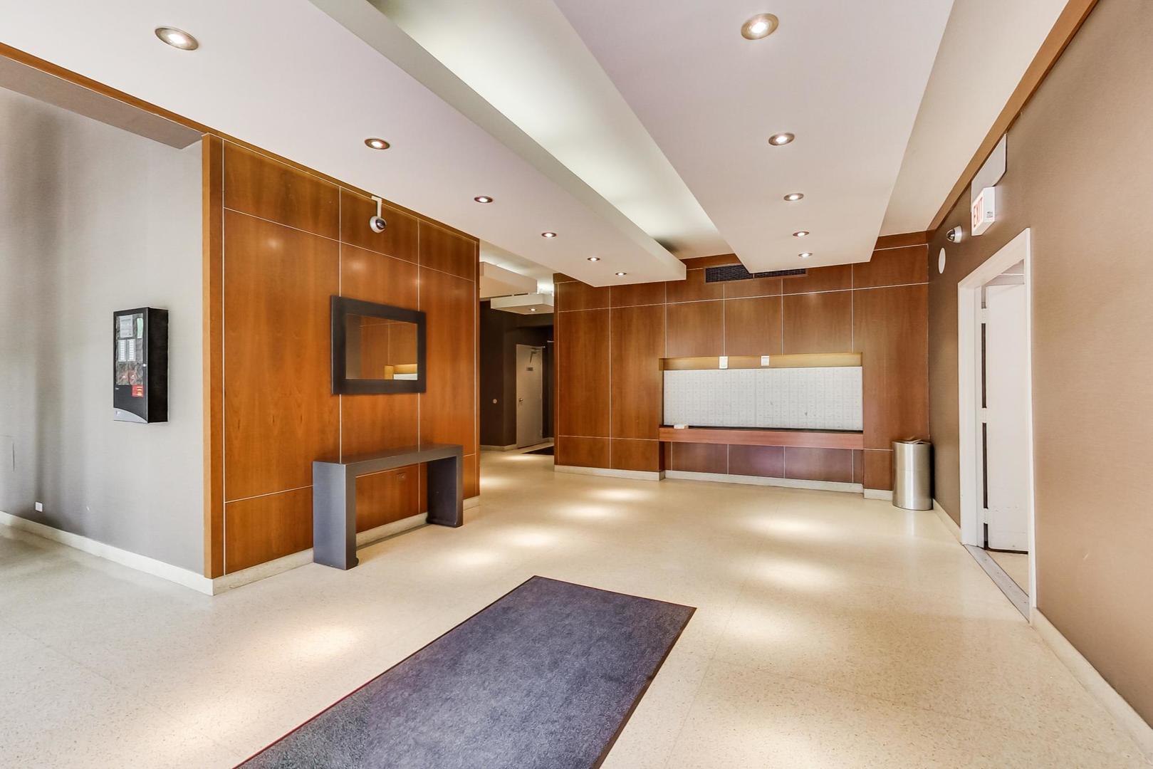 450 W BRIAR Place Unit: 13D