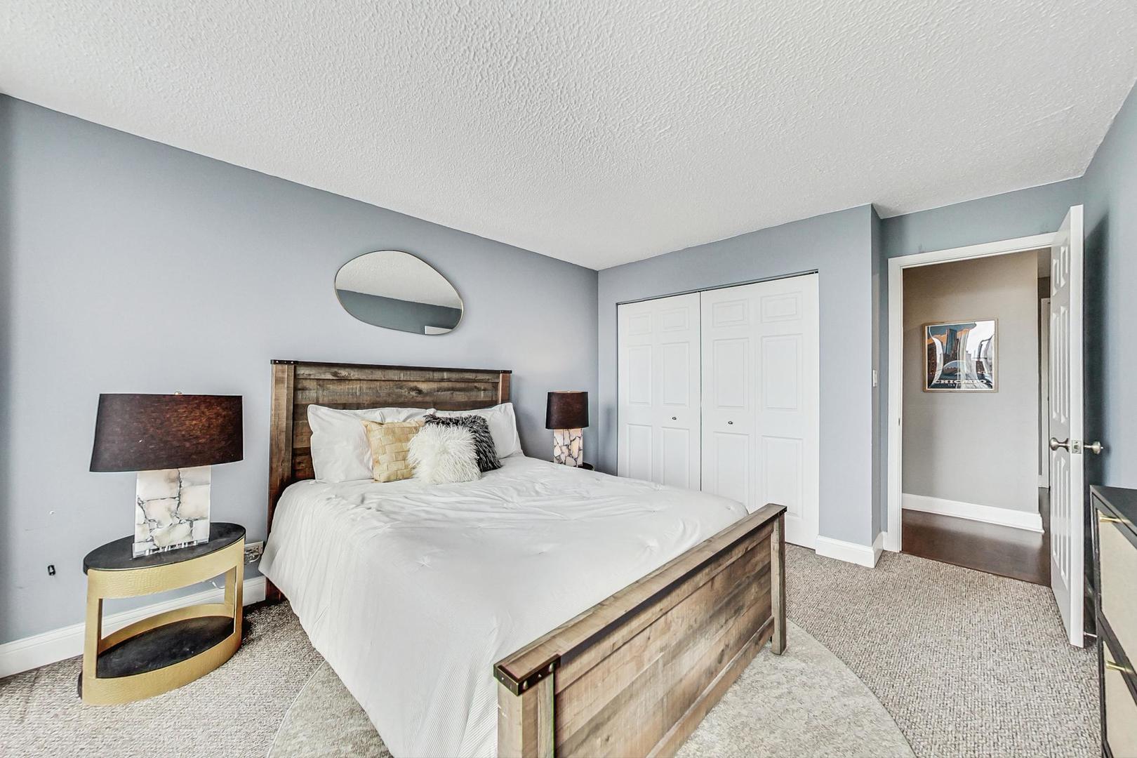 450 W BRIAR Place Unit: 13D