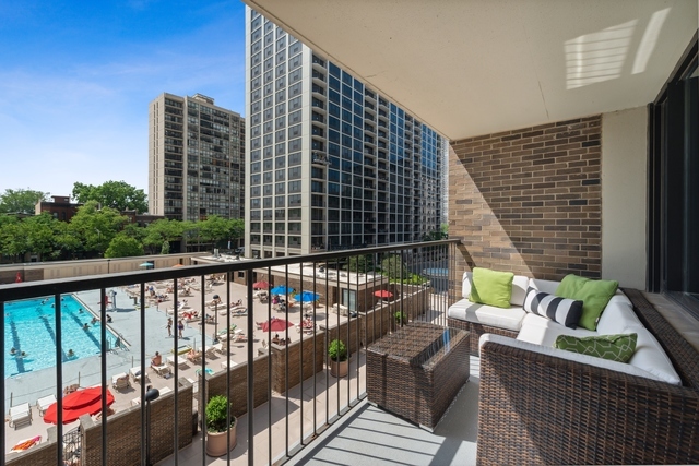 1555 N Sandburg Terrace Unit: 405K