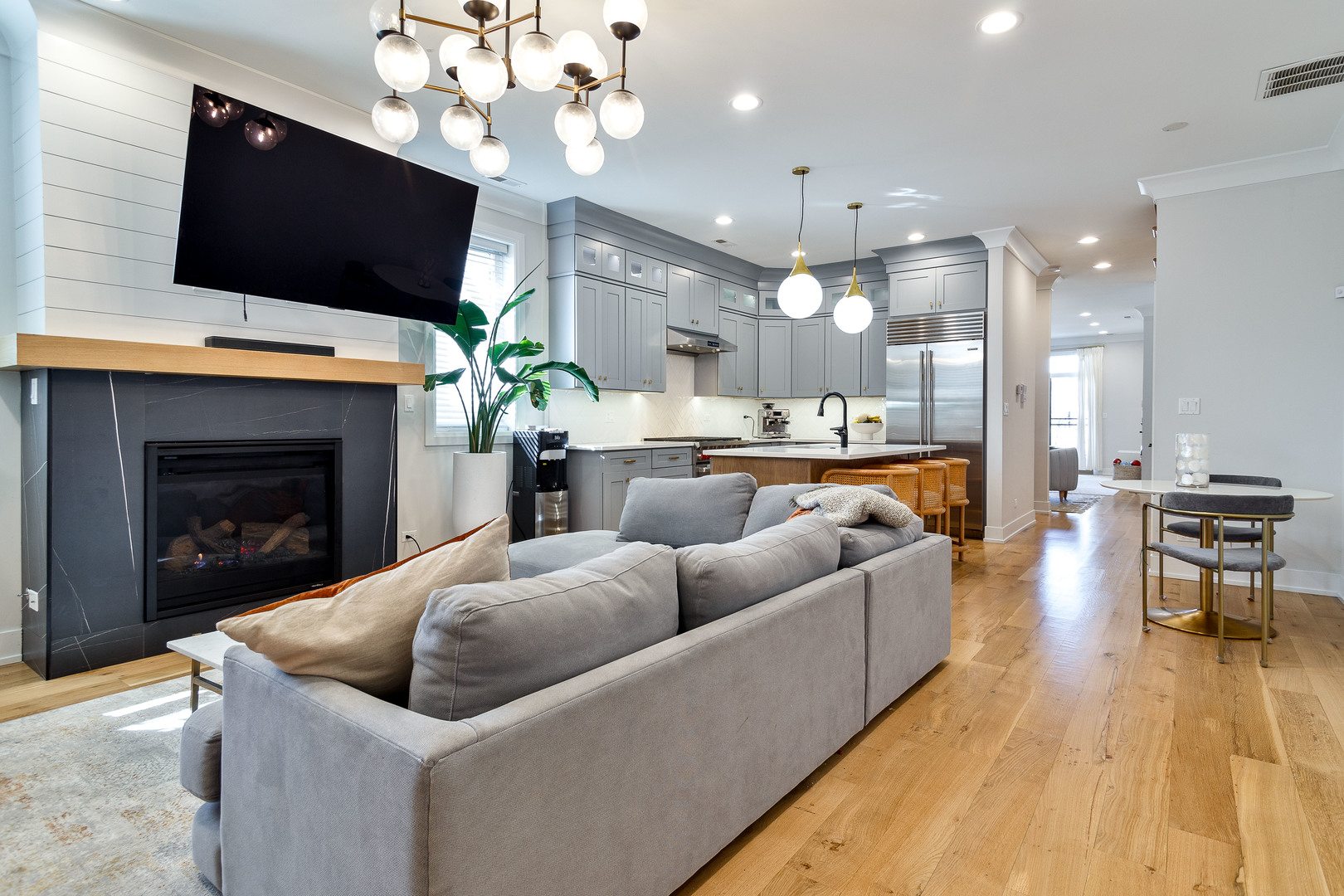 519 N Claremont Avenue Unit: 302