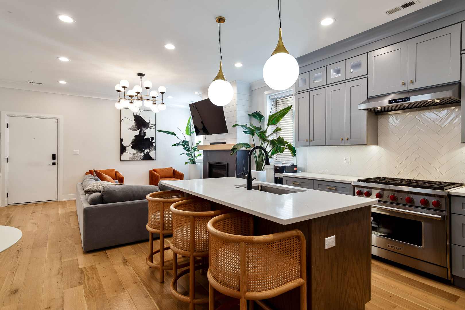 519 N Claremont Avenue Unit: 302