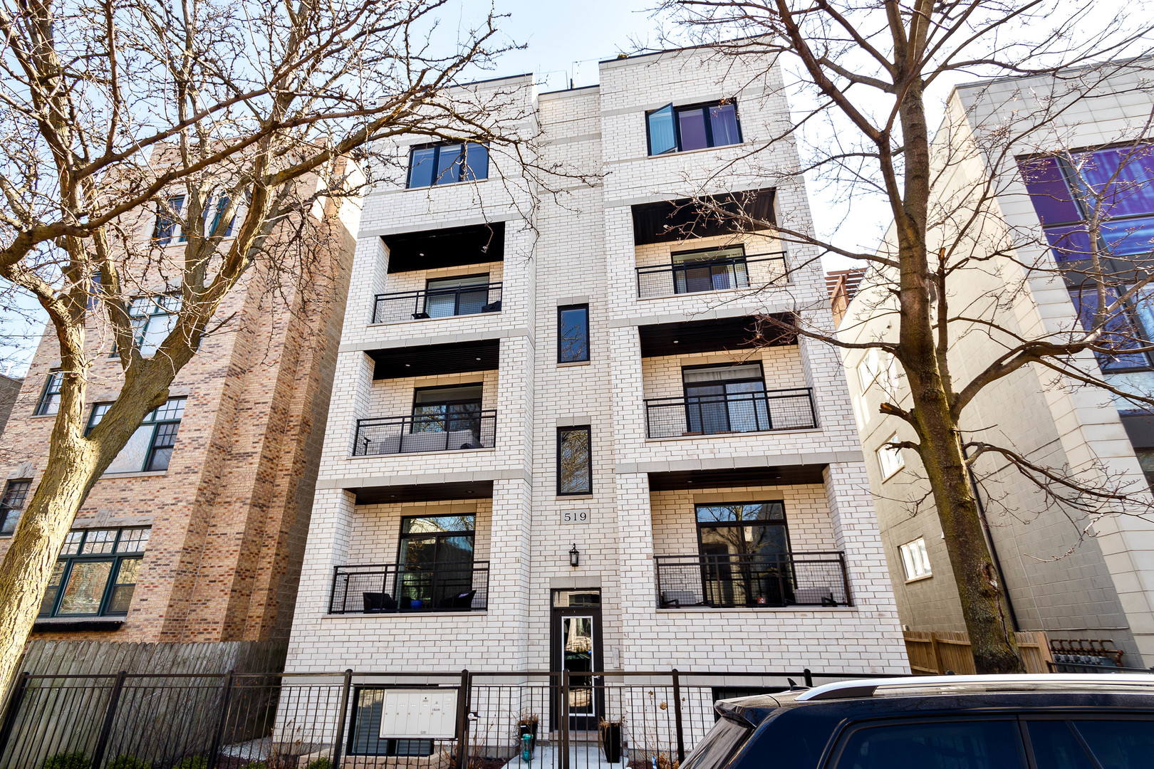 519 N Claremont Avenue Unit: 302