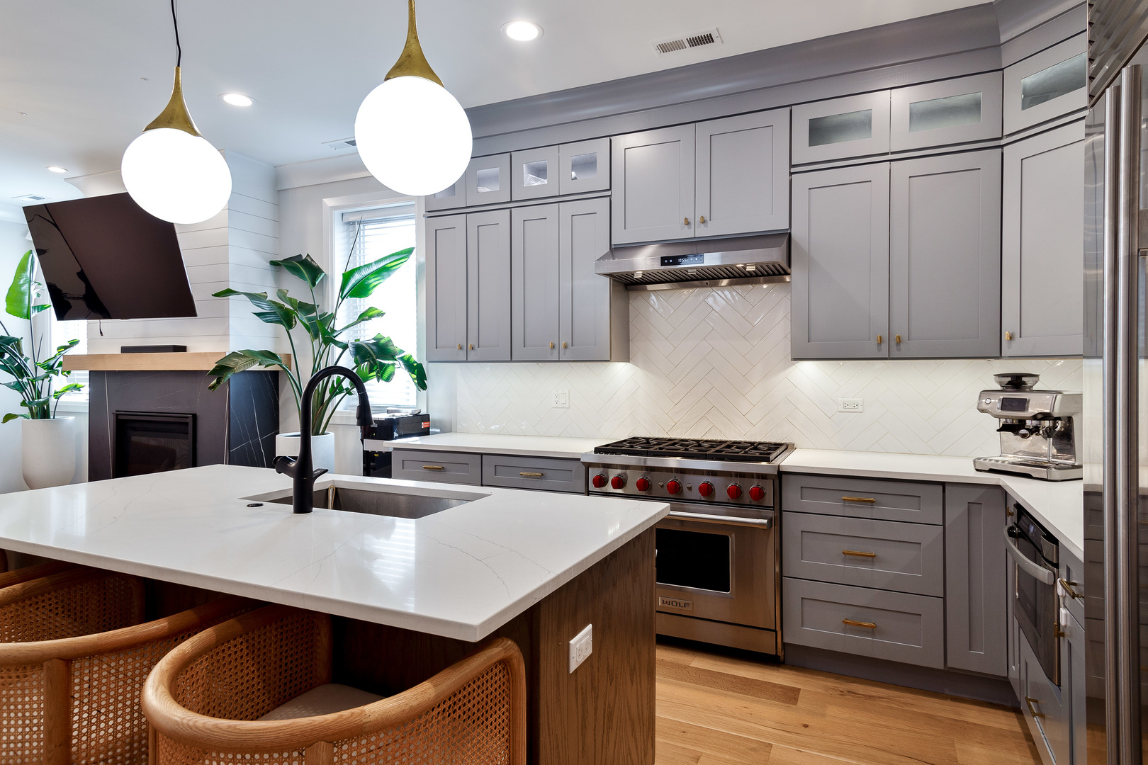 519 N Claremont Avenue Unit: 302