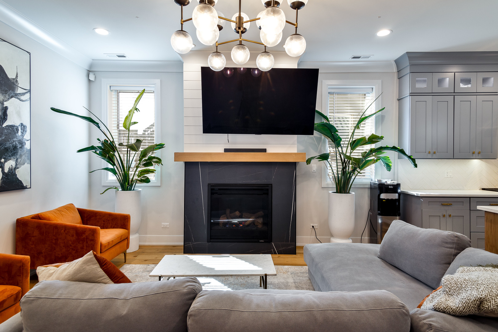 519 N Claremont Avenue Unit: 302