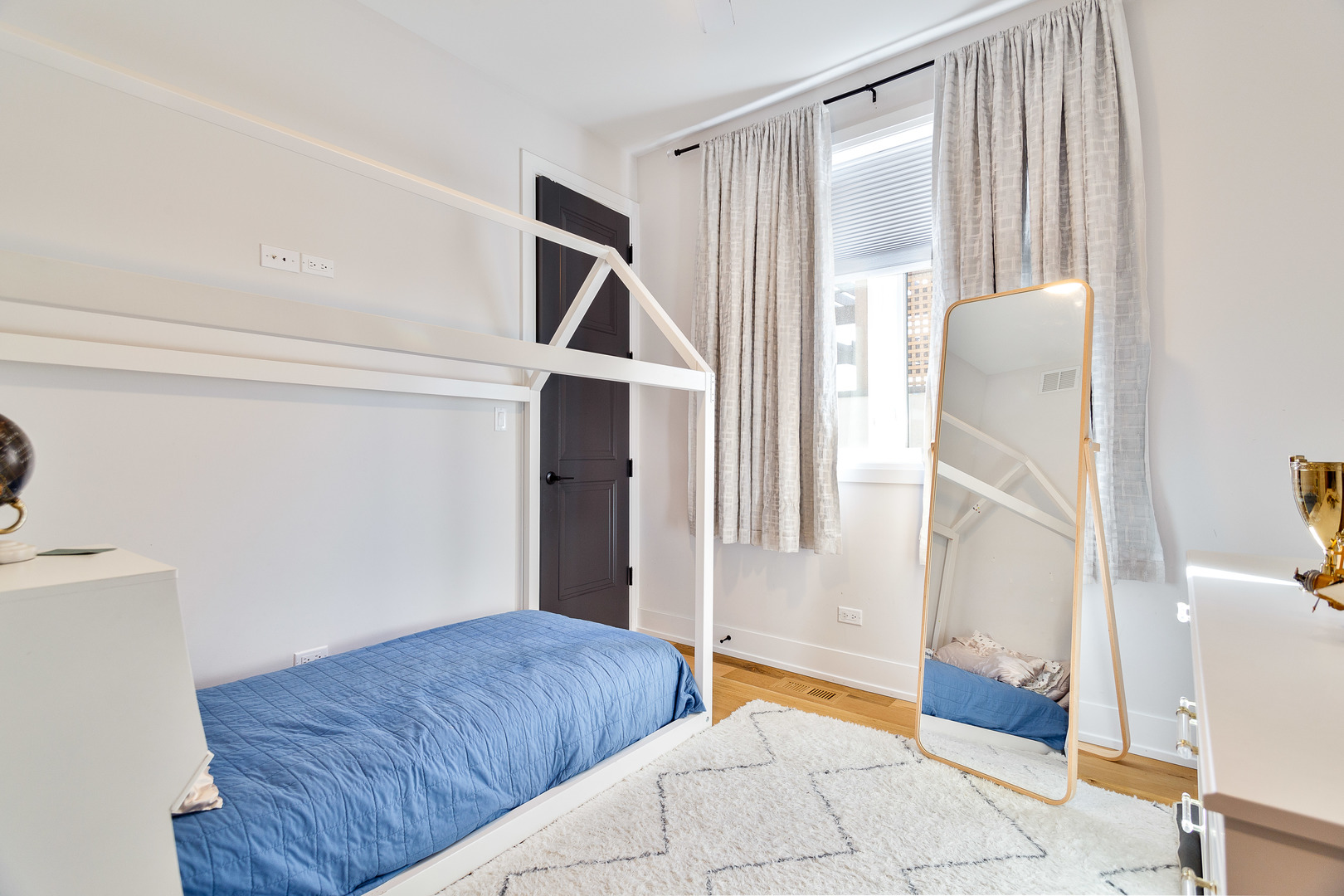 519 N Claremont Avenue Unit: 302