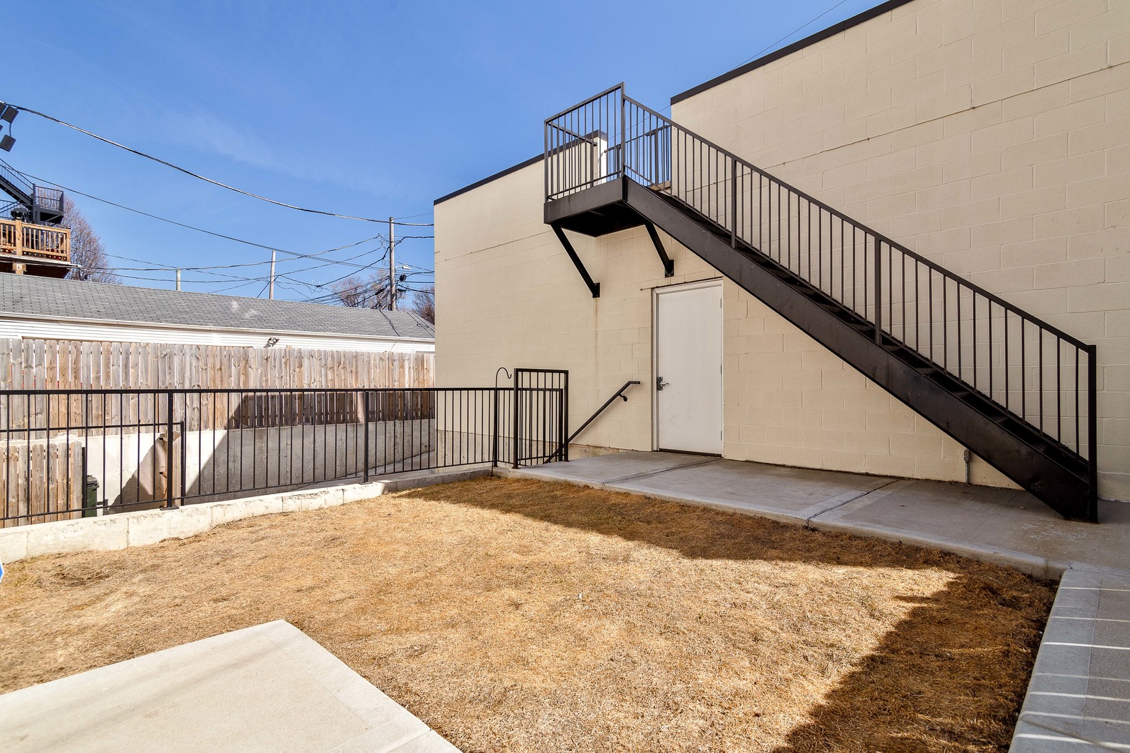 519 N Claremont Avenue Unit: 302