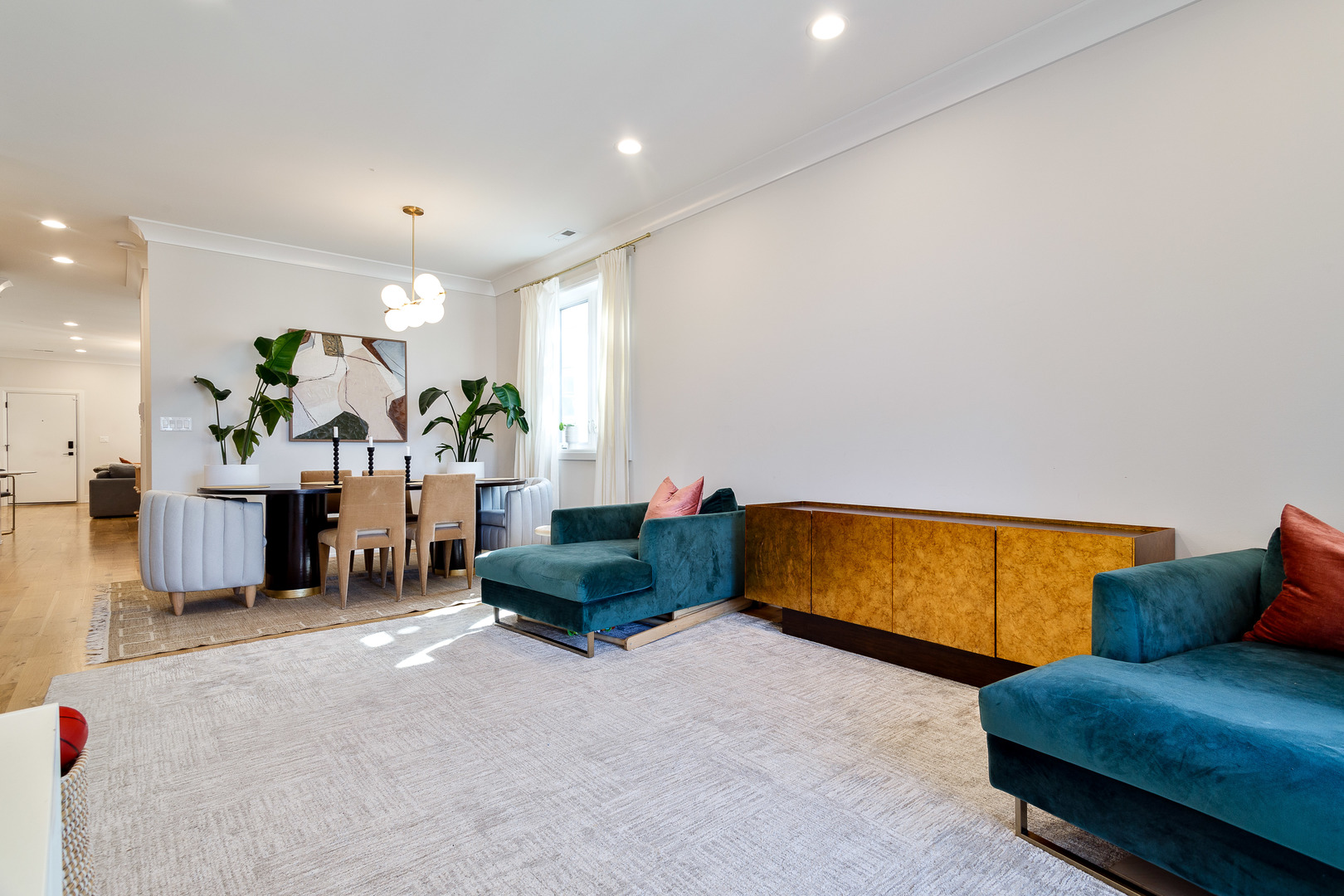 519 N Claremont Avenue Unit: 302