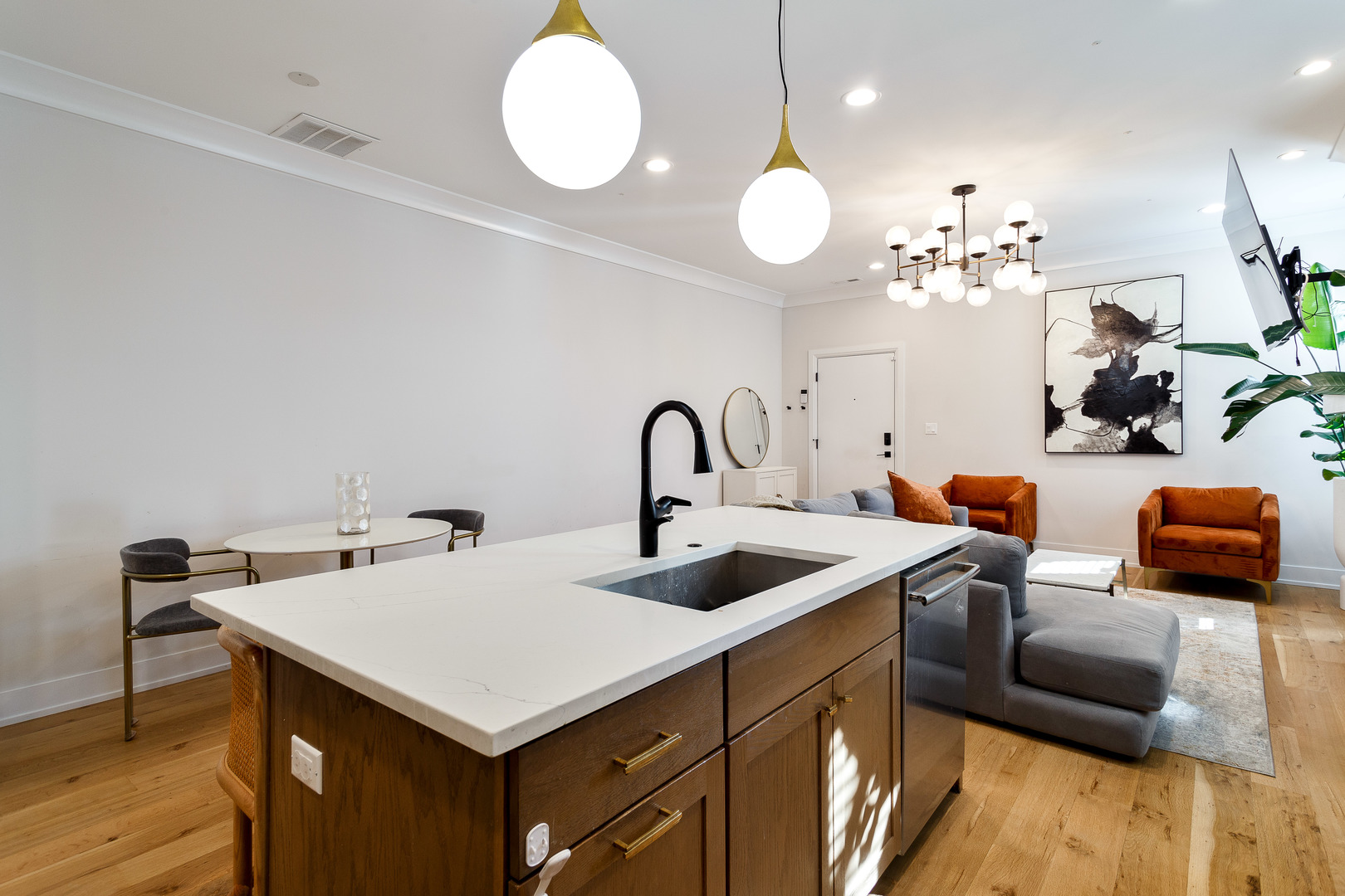 519 N Claremont Avenue Unit: 302