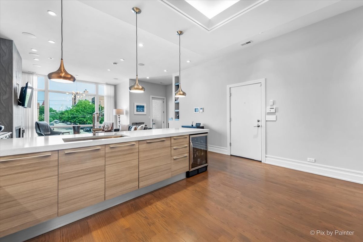 864 N Ashland Avenue Unit: 2