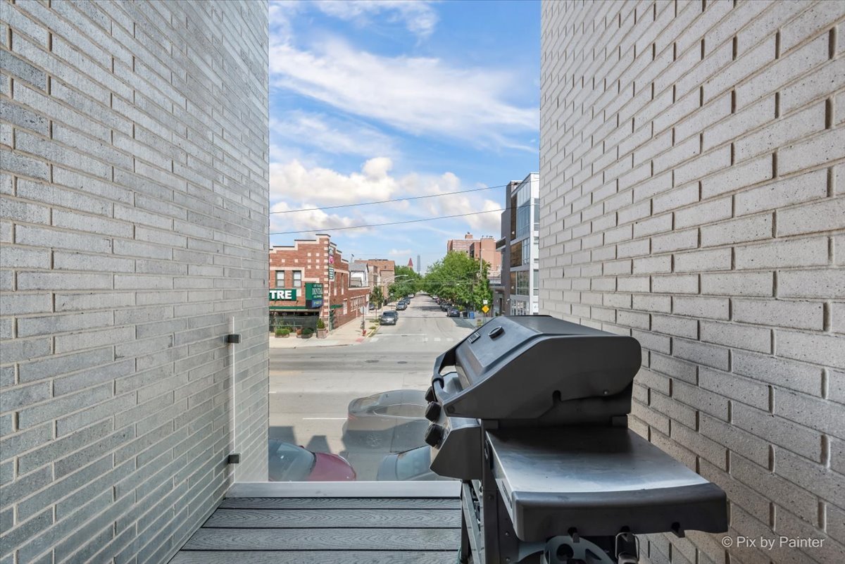 864 N Ashland Avenue Unit: 2