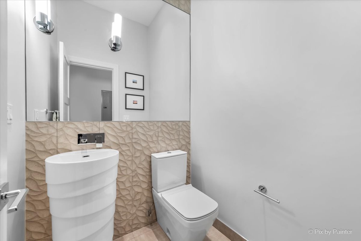 864 N Ashland Avenue Unit: 2