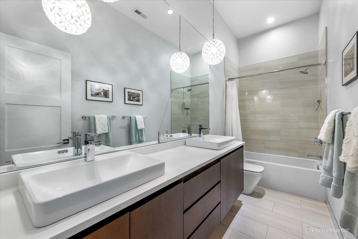 864 N Ashland Avenue Unit: 2