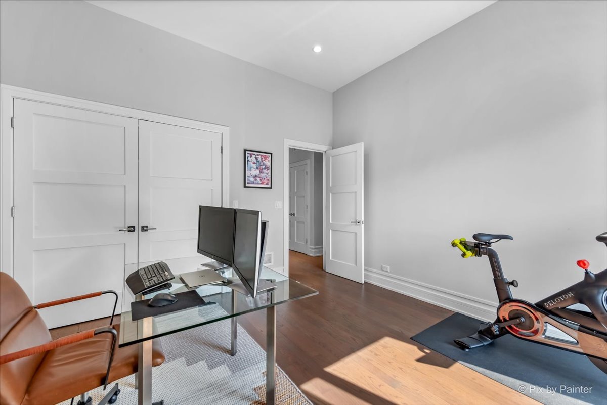 864 N Ashland Avenue Unit: 2