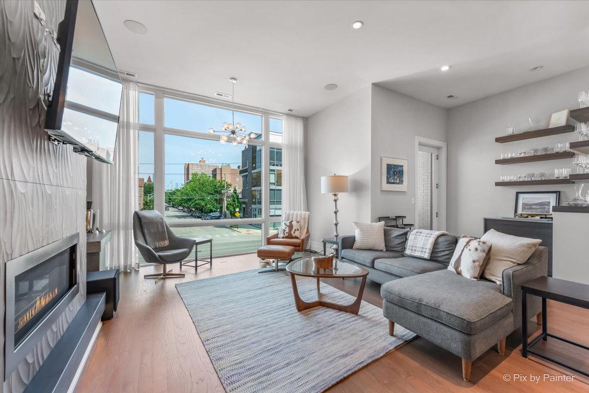 864 N Ashland Avenue Unit: 2