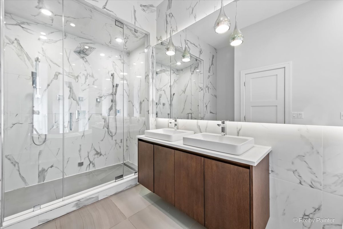 864 N Ashland Avenue Unit: 2