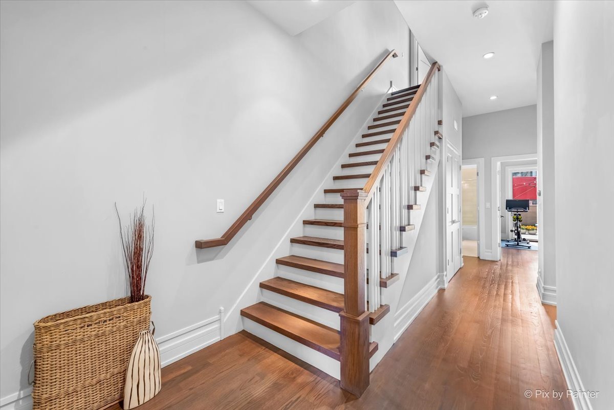 864 N Ashland Avenue Unit: 2