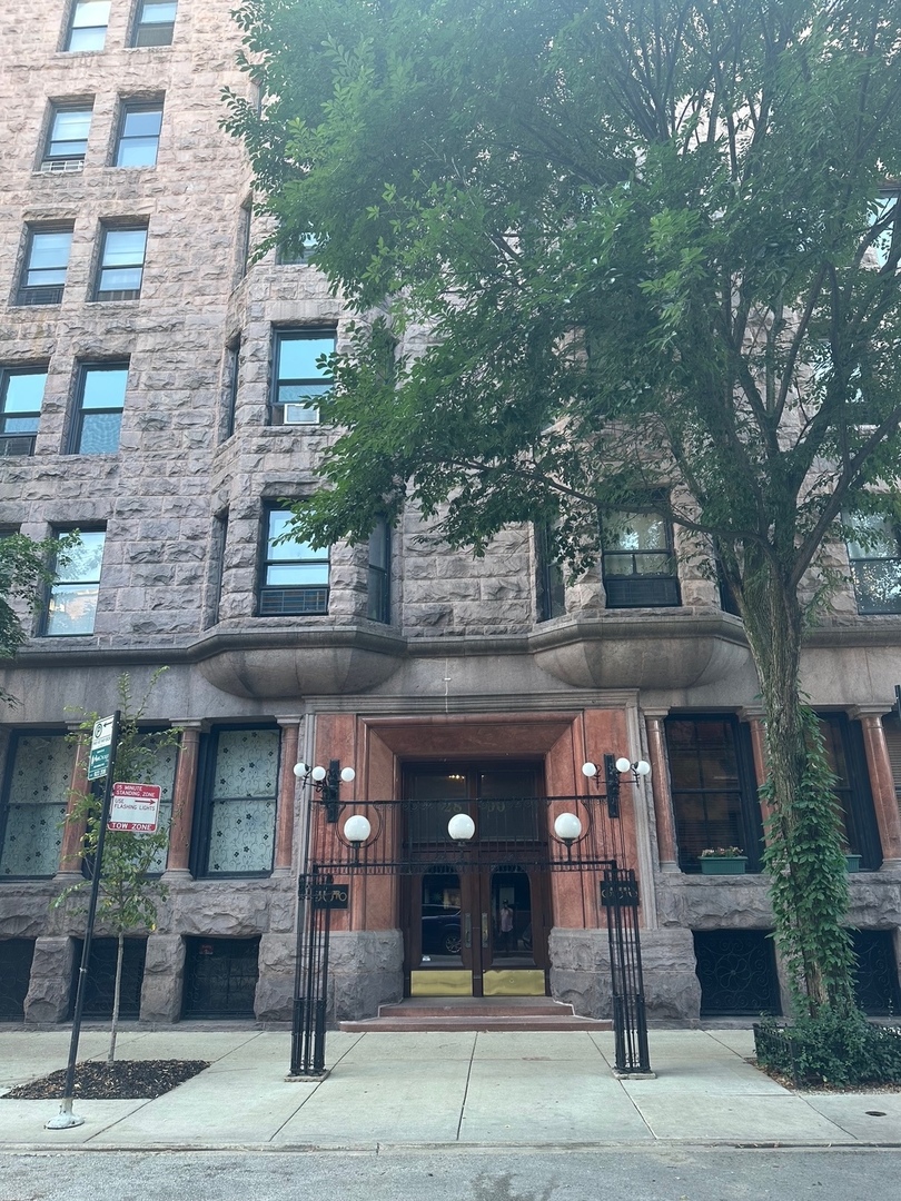 2800 N Pine Grove Avenue Unit: 5A