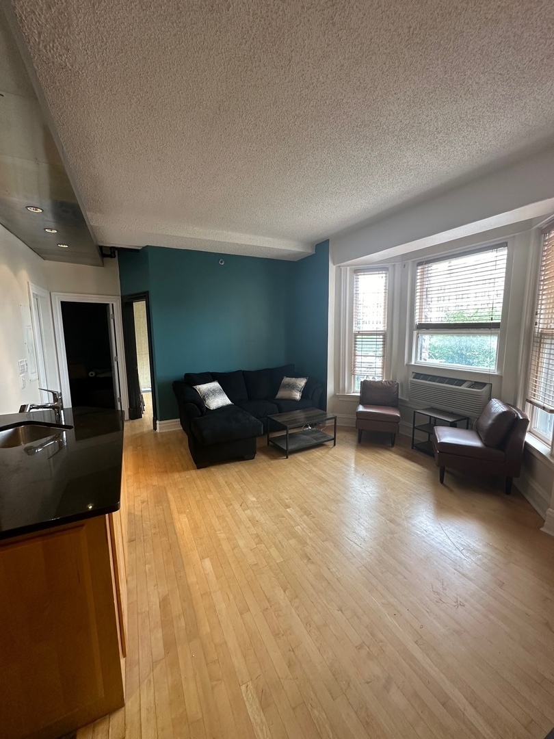 2800 N Pine Grove Avenue Unit: 5A