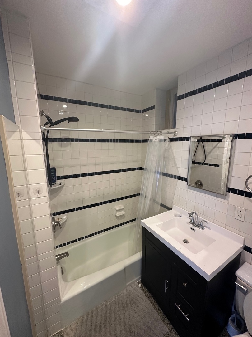 2800 N Pine Grove Avenue Unit: 5A