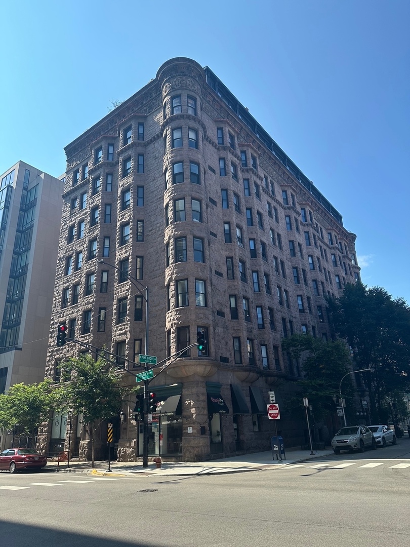 2800 N Pine Grove Avenue Unit: 5A