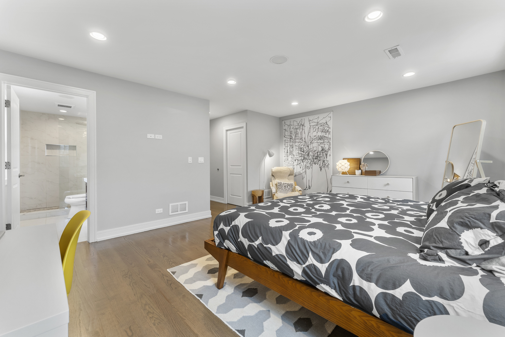 5952 W Warwick Avenue