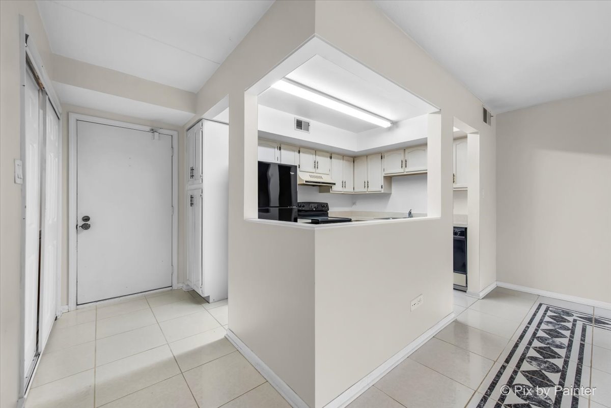 18559 ESCANABA Avenue Unit: 206