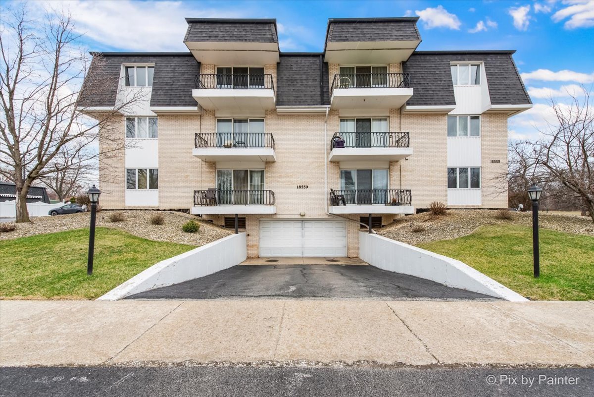 18559 ESCANABA Avenue Unit: 206