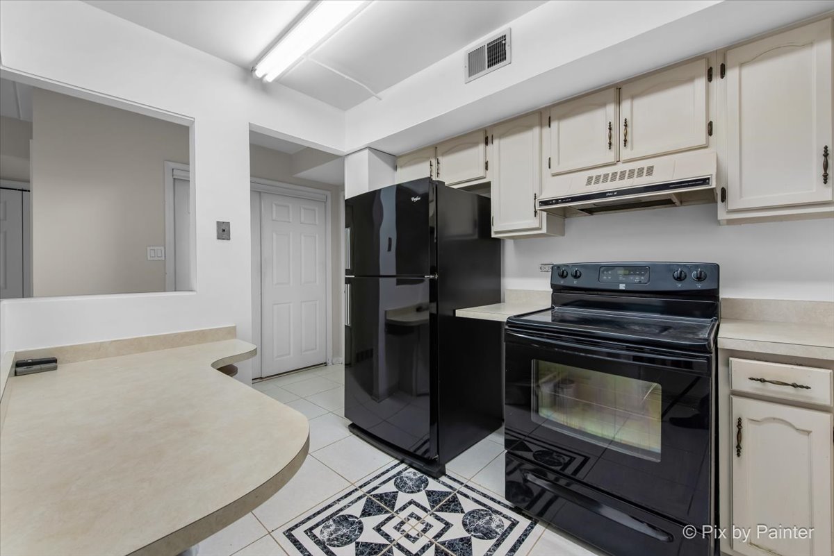 18559 ESCANABA Avenue Unit: 206