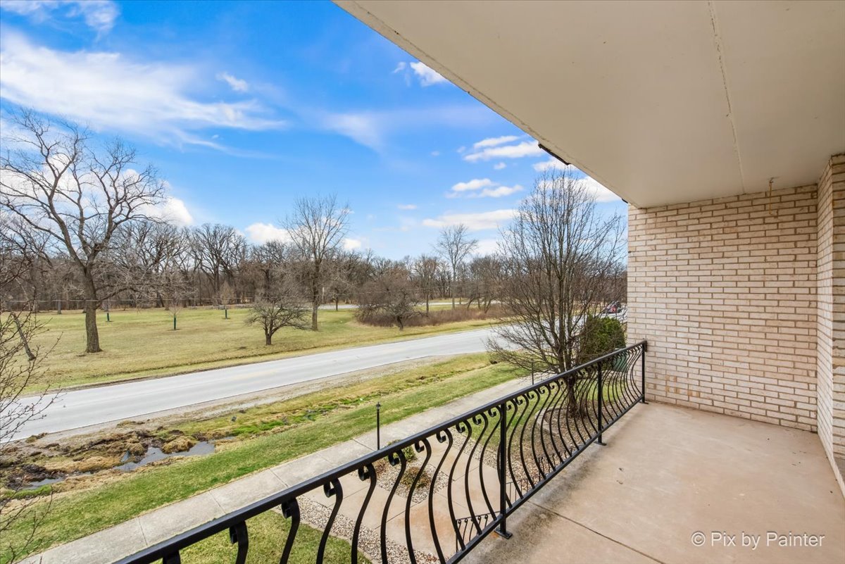 18559 ESCANABA Avenue Unit: 206