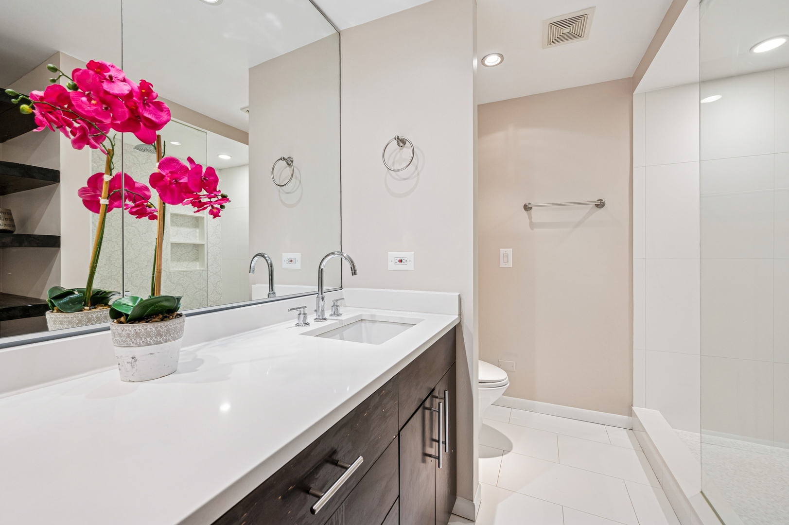 2525 N Sheffield Avenue Unit: 4C