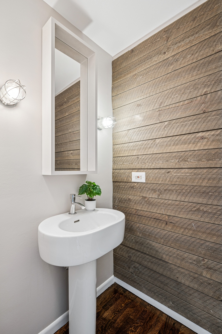 2525 N Sheffield Avenue Unit: 4C