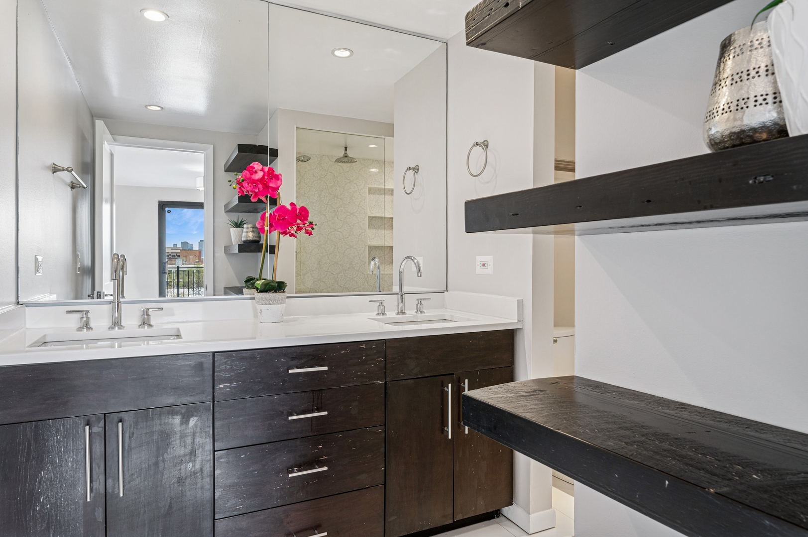 2525 N Sheffield Avenue Unit: 4C