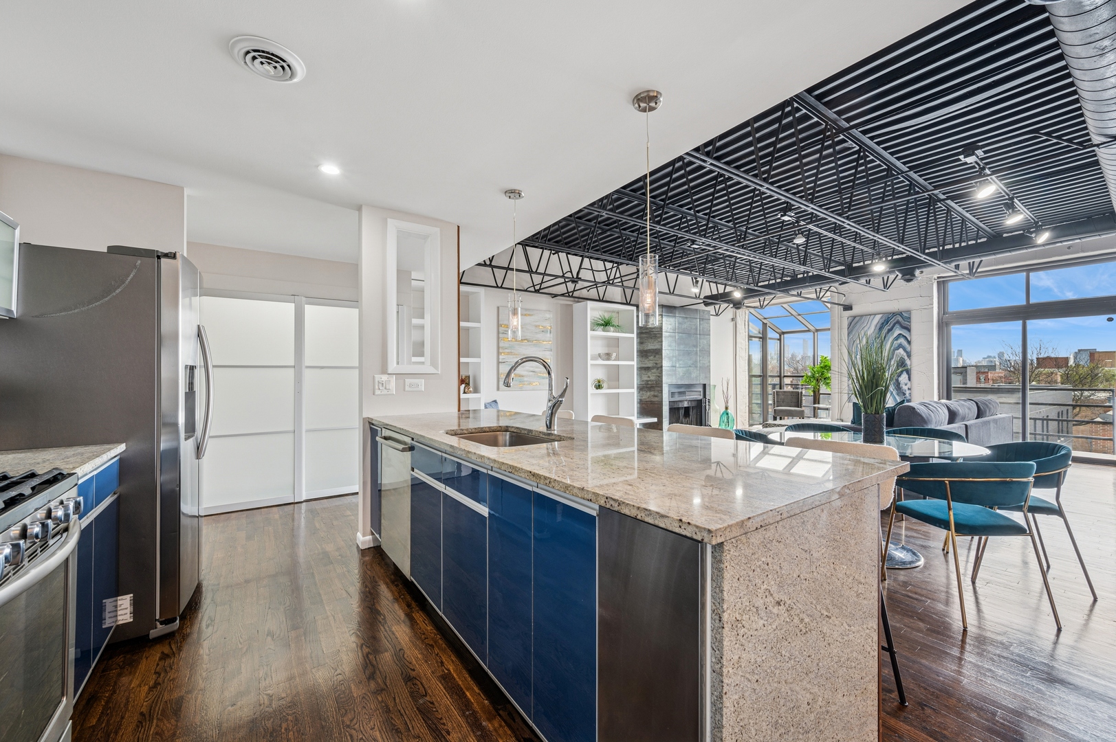 2525 N Sheffield Avenue Unit: 4C