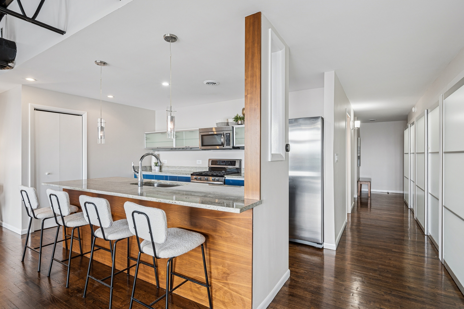 2525 N Sheffield Avenue Unit: 4C