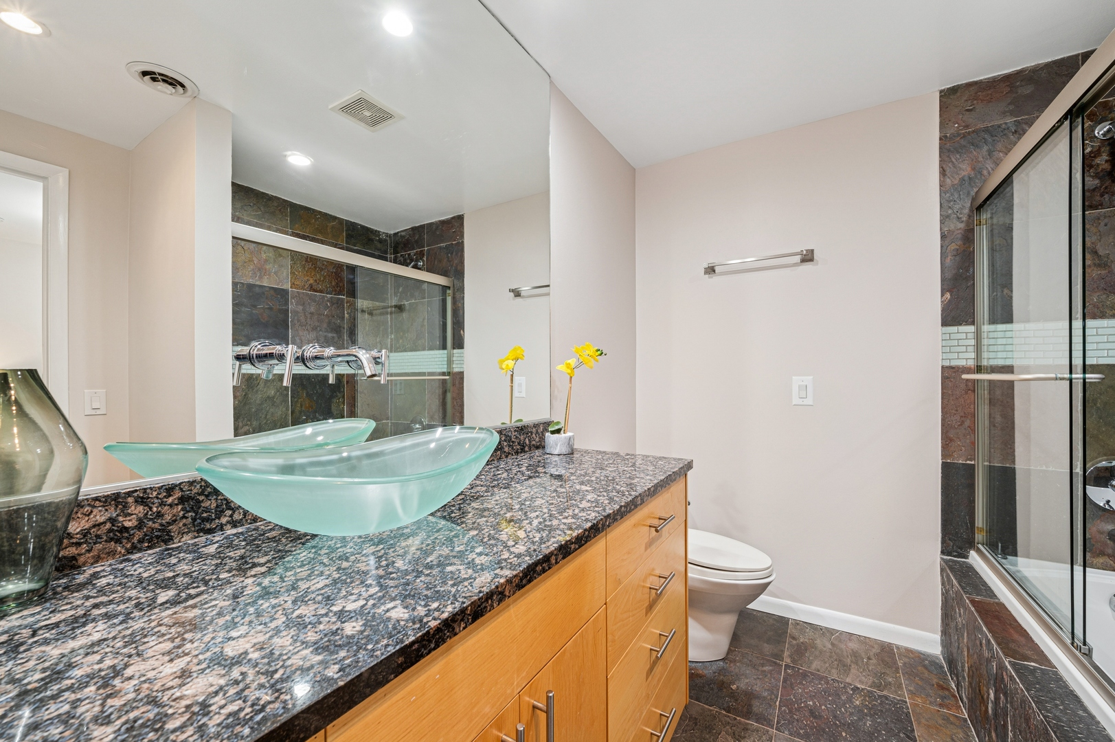 2525 N Sheffield Avenue Unit: 4C