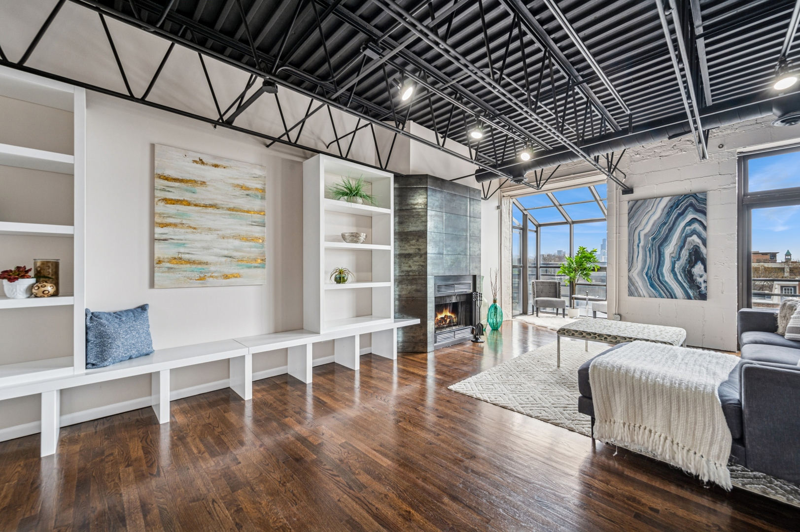 2525 N Sheffield Avenue Unit: 4C