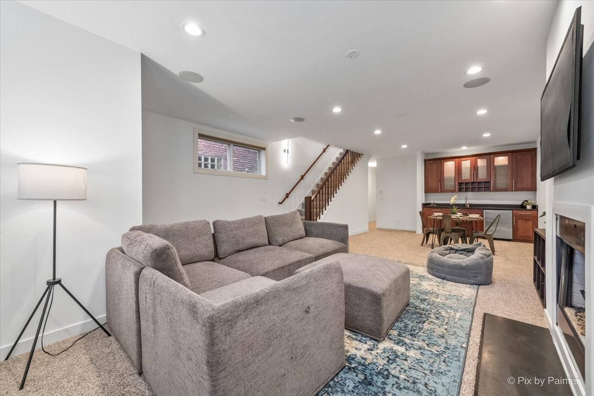 3708 N Greenview Avenue