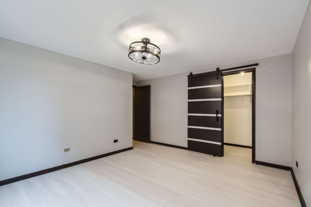 3843 N Narragansett Avenue Unit: 201